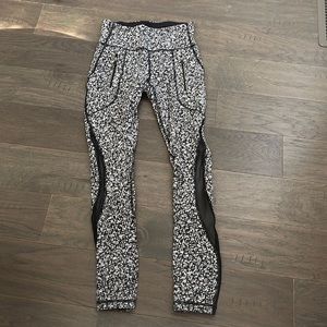 lululemon leggings - black and white print with front zip pockets and black mesh